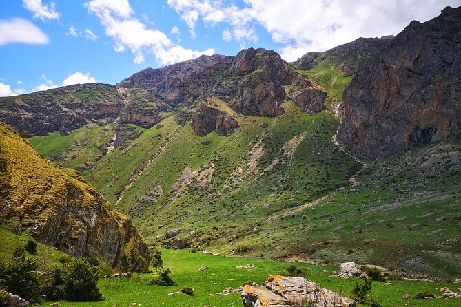 3-Day Hiking & Trekking Tour Remote Villages in Guba Azerbaijan - Returning Through Guba by Lada Niva