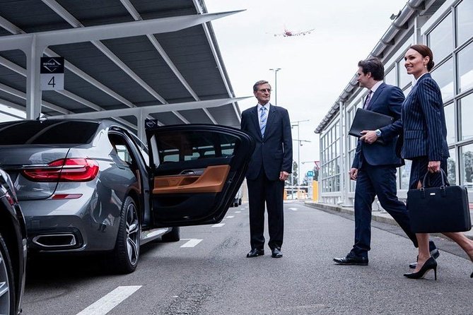 Baku Airport Private Transfer Service - Choosing between a sedan, minivan, and bus
