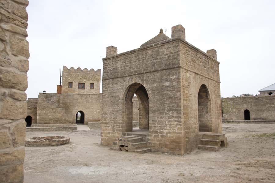 Baku: Burning Mountain & Zorastrian Temple Private Tour - Ateshgah Temple and the old fire tradition