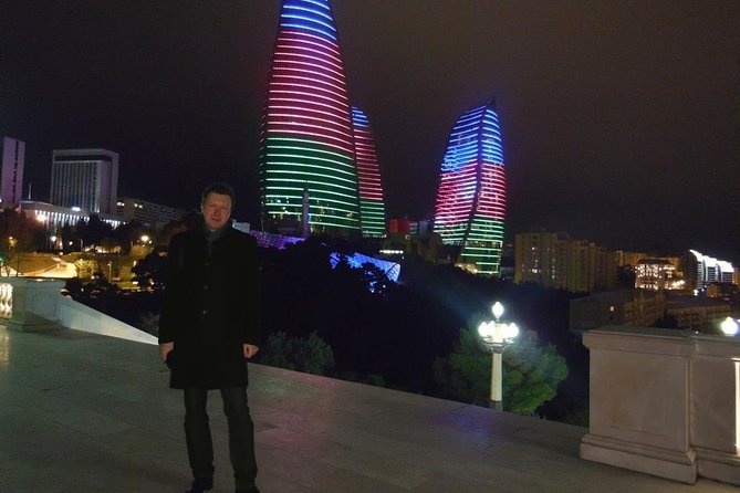 Baku by Night: Small-Group Walking Tour - Pausing at Martyrs’ Lane