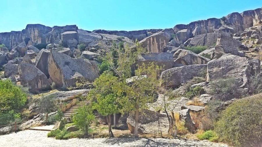 Baku: Gobustan-Absheron Tour with Hotel PICK UP and DROP OFF - What the guides add to a demanding itinerary
