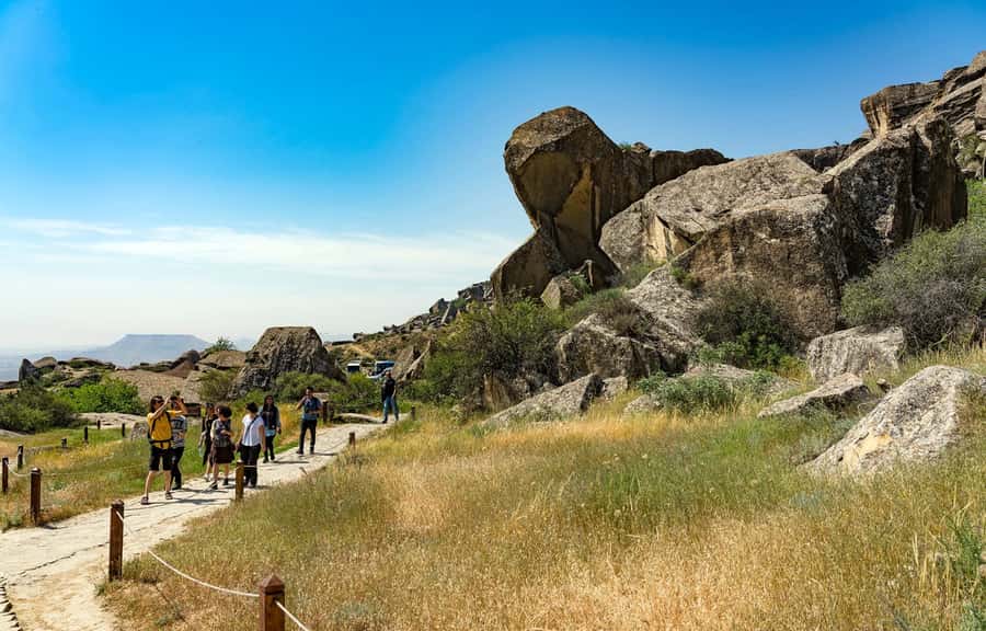 Baku: Gobustan, Mud Volcanoes, Fire Temple, & Yanar Dag Tour - A lunch break back in Baku