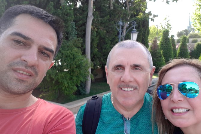 Baku Sightseing Tour - Walking the 12-kilometer Baku Boulevard