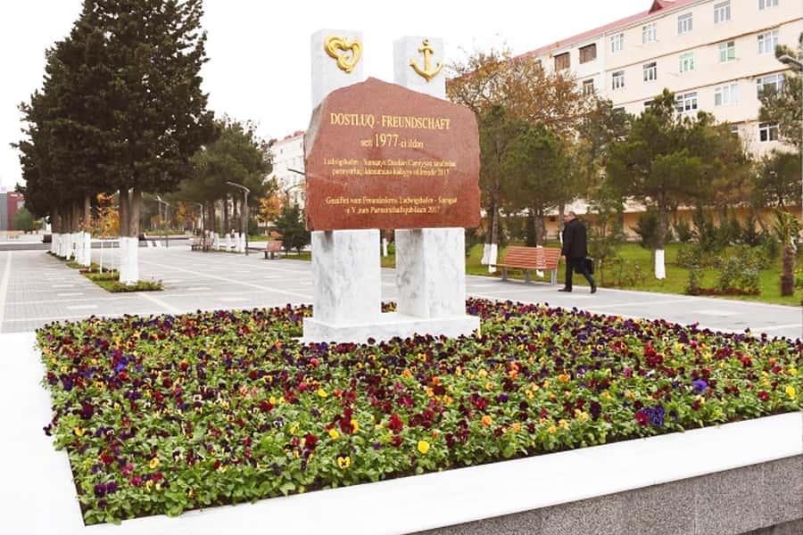 Baku: Sumgait City, Pink Lake & Vibrant Green Bazar Visit - The Heydar Aliyev Center closes the route in Baku