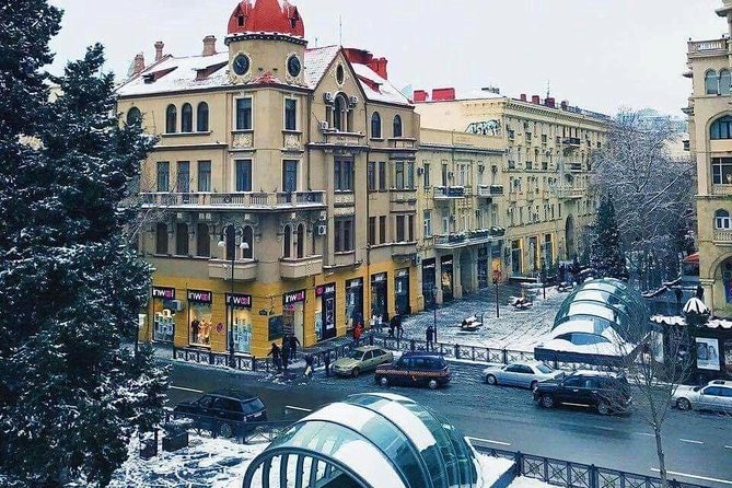 BAKU WALKING tour with the best STREET FOOD and DRINK tasting - Walking through Baku before the meal