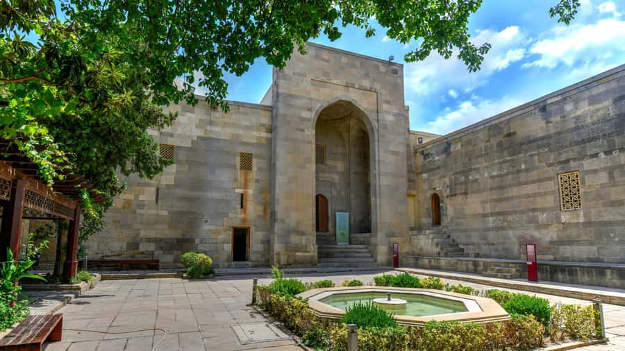 Become a Baku resident in a day - Ateshgah and Yanardagh: fire in two forms