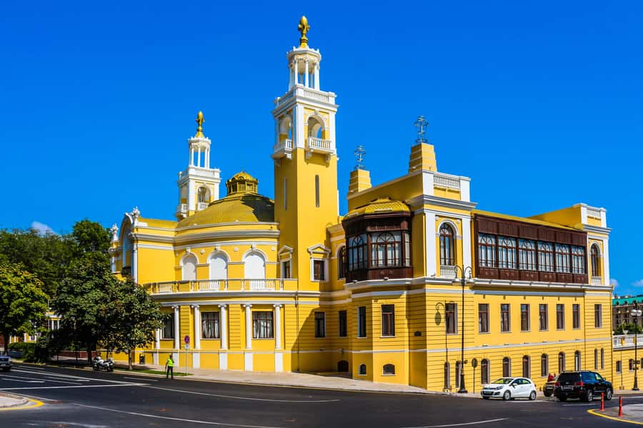 Best of Baku: 4-Hour City Tour Historic and Modern Landmarks - Philharmonia Garden and the route into the Old City