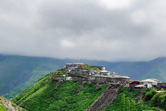 Galakhudat - Khinalig hiking tour with home-made lunch - The mountain road to Galakhudat