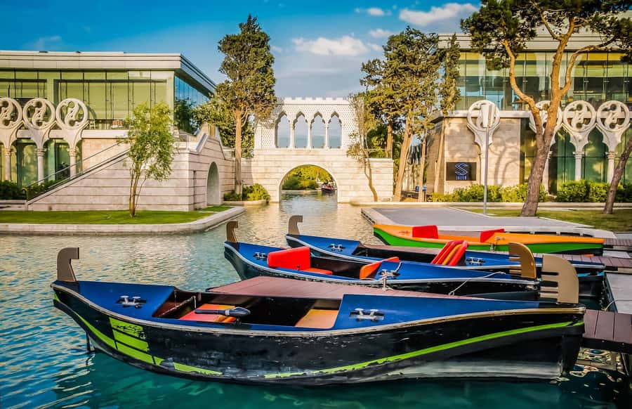 Heartbeat of Baku: Old & Modern City Walk (Group or Private) - What the guide adds to the walk