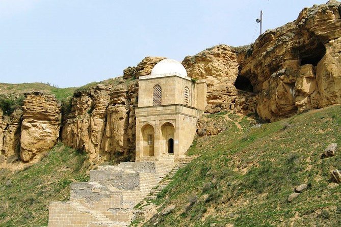 Independent tour to Shamakhi & Lahij - Diri Baba Mausoleum: a short and unusual first stop