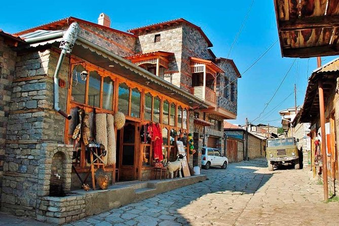 Private Shamakhi - Lahij tour - Diri Baba Mausoleum and its cliffside setting